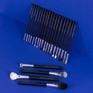Setul contine cele mai apreciate 23 de pensule pentru realizarea unui machiaj PRO complet. Pensulele au diferite forme si tipuri de par in functie de utilitatea lor. Descopera eleganta si versatilitatea setului de 23 pensule Splendor - compus dintr-o colectie selecta de pensule indispensabile, acest set redefineste standardele machiajului de zi cu zi, aducand o nota de lux si profesionalism in rutina ta zilnica. Fiecare pensula din acest set este meticulos proiectata pentru a acoperi toate nevoile tale de machiaj, oferindu-ti instrumentele perfecte pentru a-ti evidentia frumusetea naturala. Perii, fie ca sunt din par sintetic sau natural, sunt alesi cu grija pentru a asigura o aplicare uniforma si o textura fina a produselor de machiaj. Setul nostru include o varietate de pensule esentiale, printre care: -Splendor Pensula Profesionala 04 precizie pentru buze / tehnica creionului / sprancene par sintetic -Splendor Pensula Profesionala 23 pentru blending din par de ponei -Splendor Pensula Profesionala 24 pentru concelar / corector din par fibre moi sintetice -Splendor Pensula Profesionala 08 precisa pentru fard par capra alba -Splendor Pensula Profesionala 28 buze / machiaje grafice / cut crease par sintetic -Splendor Pensula Profesionala 10 precizie/detalii/blending par capra alba -Splendor Pensula Profesionala 14 pentru buze / stergere / detalii par sintetic -Splendor Pensula Profesionala 15 blending / smokey eyes / tehnica creionului par sintetic -Splendor Pensula Profesionala 32 plata detalii / precizie / aplicare farduri par ponei -Splendor Pensula Profesionala 18 plata aplicare fard / blending par capra alba -Splendor Pensula Profesionala 20 pentru blending din par de capra neagra -Splendor Pensula Profesionala 21 plata pentru baza pleoape / detalii / precizie par sintetic -Splendor Pensula Profesionala 22 plata precizie / detalii / baza pleoape / anticearcan par sintetic -Splendor Pensula Profesionala 25 plata detalii / precizie / aplicare farduri par ponei -Splendor Pensula Profesionala 29 precizie pentru sprancene / eyeliner din par sintetic -Splendor Pensula Profesionala 30 precizie pentru sprancene / eyeliner din par sintetic -Splendor Pensula Profesionala 02 pentru fond de ten/contouring par fibre moi sintetice -Splendor Pensula Profesionala 03 plata pentru blush/bronzer/contouring par capra alba -Splendor Pensula Profesionala 06 plata pentru fard par ponei -Splendor Pensula Profesionala 07 pentru detalii / stergere / pasta alba par sintetic -Splendor Pensula Profesionala 09 precisa pentru corectii/stergere/pasta alba par sintetic -Splendor Pensula Profesionala 11 pentru pudra/bronzer/blush par capra neagra -Splendor Pensula Profesionala 12 pentru blending / precizie / detalii par capra neagra Setul contine si o borseta, o piesa esentiala ce redefineste eleganta si organizarea in lumea frumusetii. Realizata cu atentie la detalii, aceasta borseta nu doar adaposteste setul de pensule, ci reprezinta si un element chic si practic in trusa ta de machiaj. Pensulele profesionale Splendor sunt realizate si asamblate manual folosind materiale de cea mai inalta calitate. Manerul pensulelor este din lemn natural. Mod de ingrijire 1. Spalati pensula in apa calda folosind un sampon usor sau sapun. O perie curata nu ar trebui sa piarda nicio culoare. In cazul pensulelor cu peri naturali, merita adaugat balsamul. Acesta va ajuta la pastrarea pensulei intr-o stare mai buna, parul nu se va increti si va ramane placut la atingere. 2. Uscati usor capul periei cu un prosop de hartie de-a lungul perilor, apoi lasati peria deoparte (verticala, cu perii in jos) pana cand se usuca.